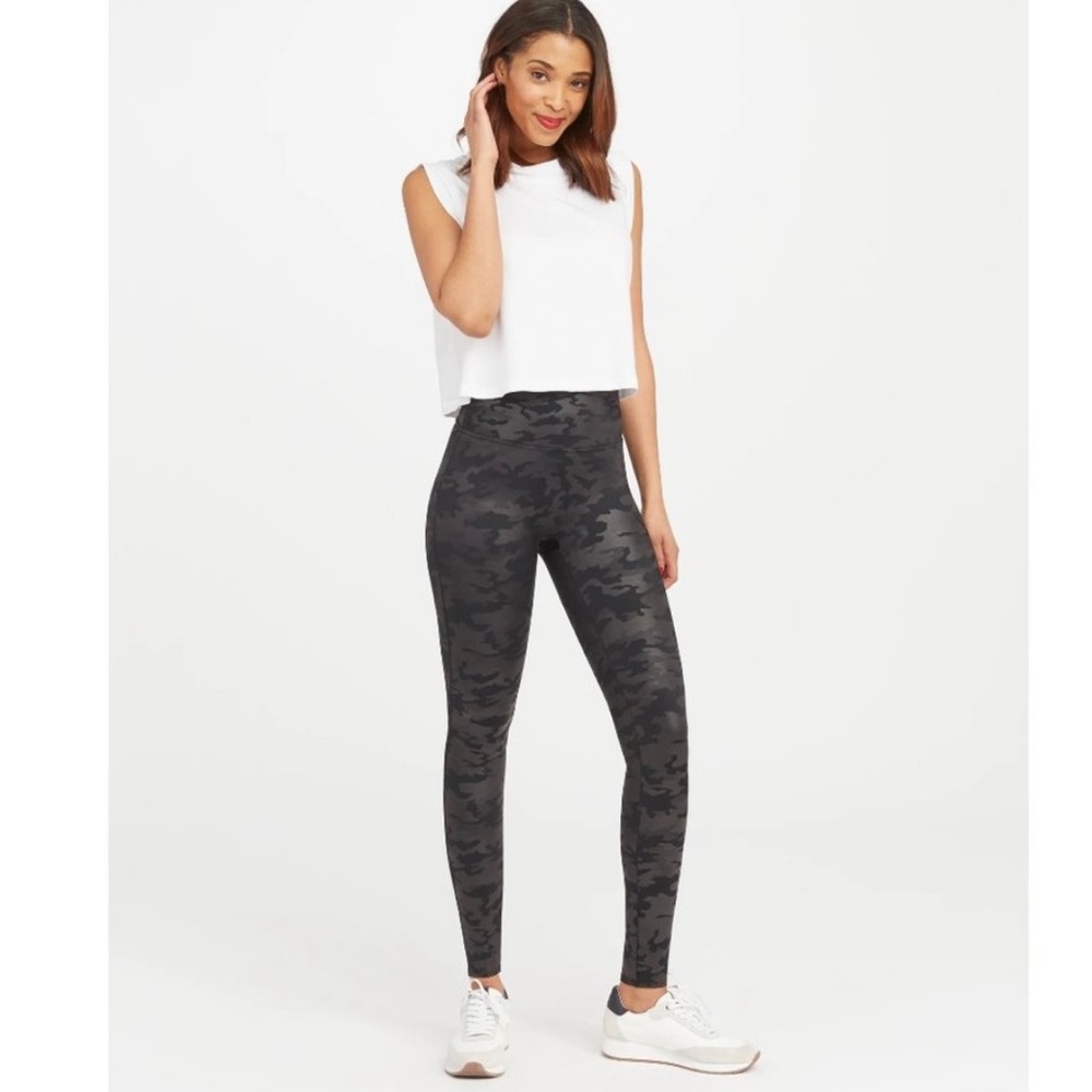 NWT Spanx Matte Black Camo Faux Leather Leggings Size Small 20185R